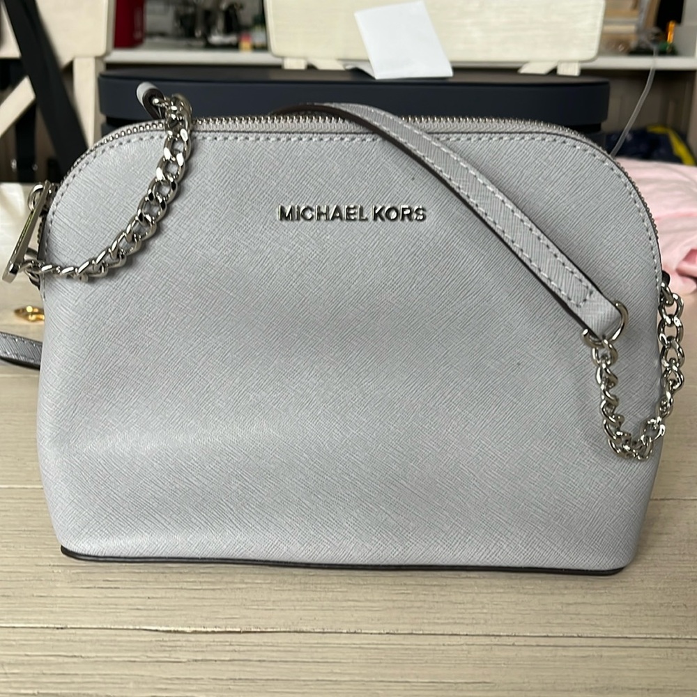 Michael Kors Brand New women’s bag. Superb condition. Lt. grey w/2 interior pkts